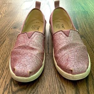 ⭐️Girls TOMS Pink Glitter Slipons⭐️